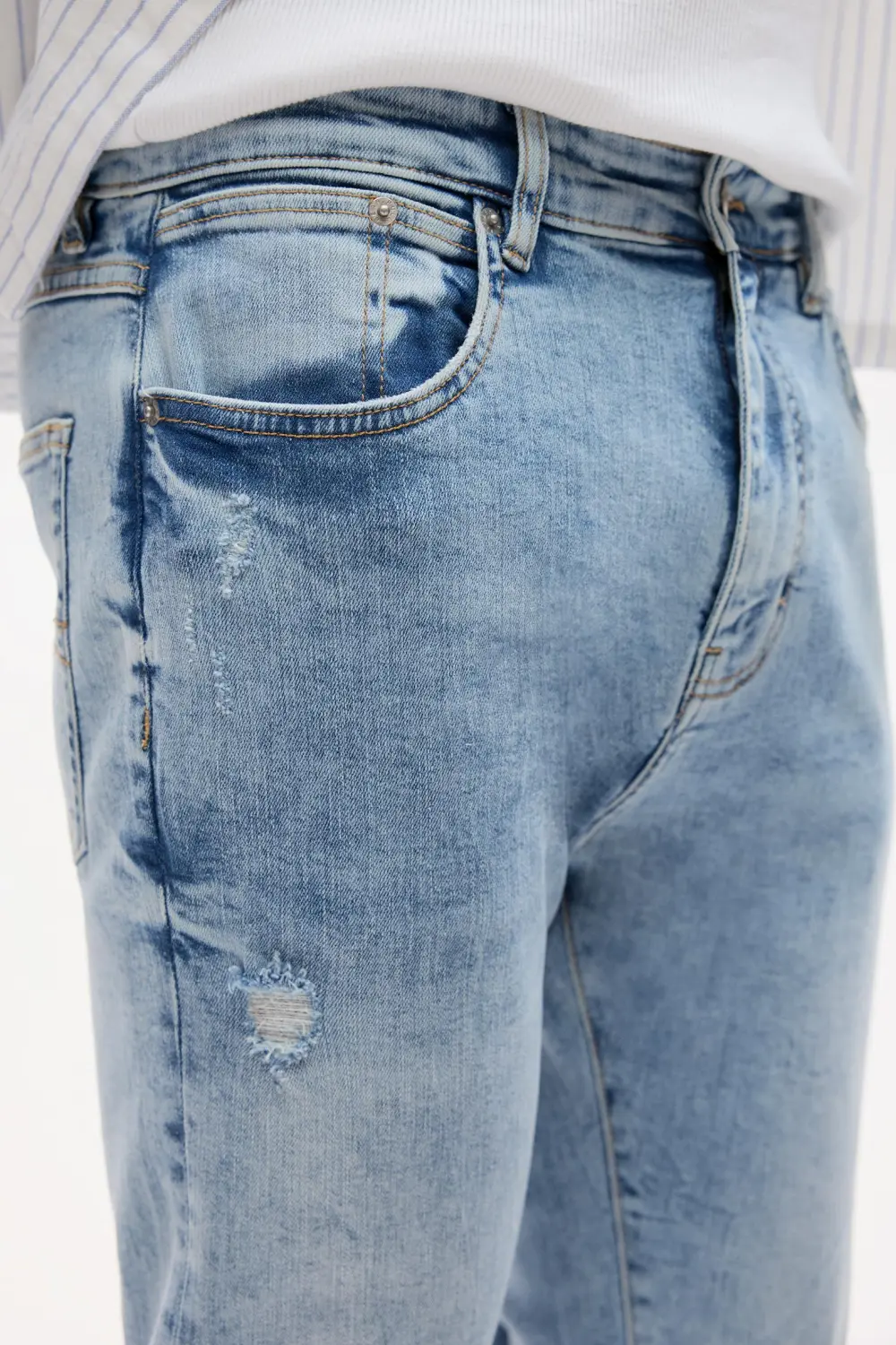 Ripped carrot fit jeans