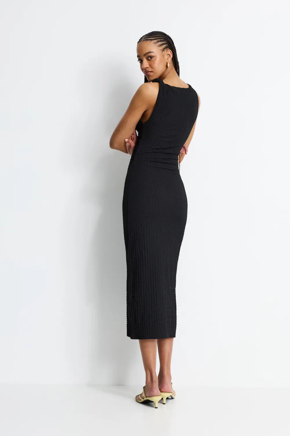 Vestido midi efecto arrugado