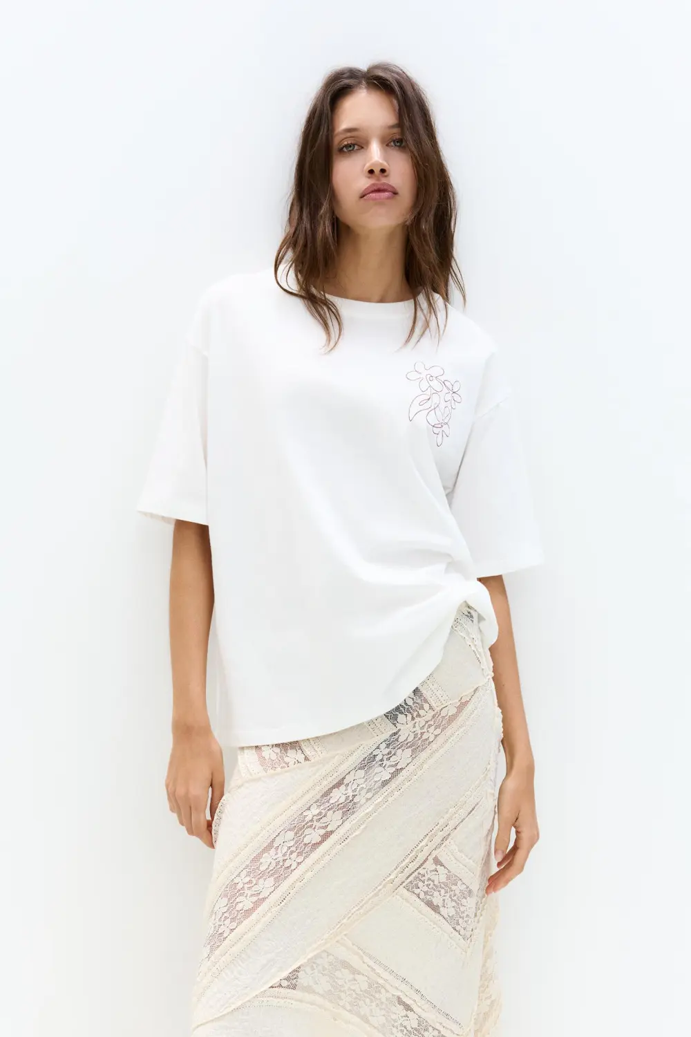 Camiseta flores bordadas