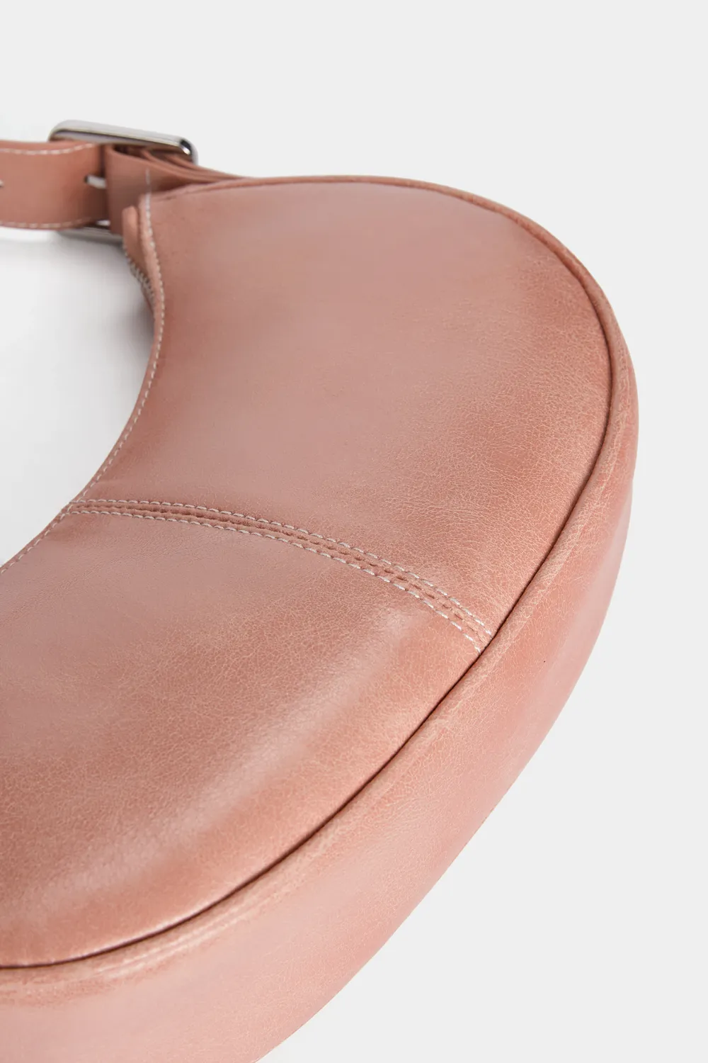 Bolso de hombro desgastado
