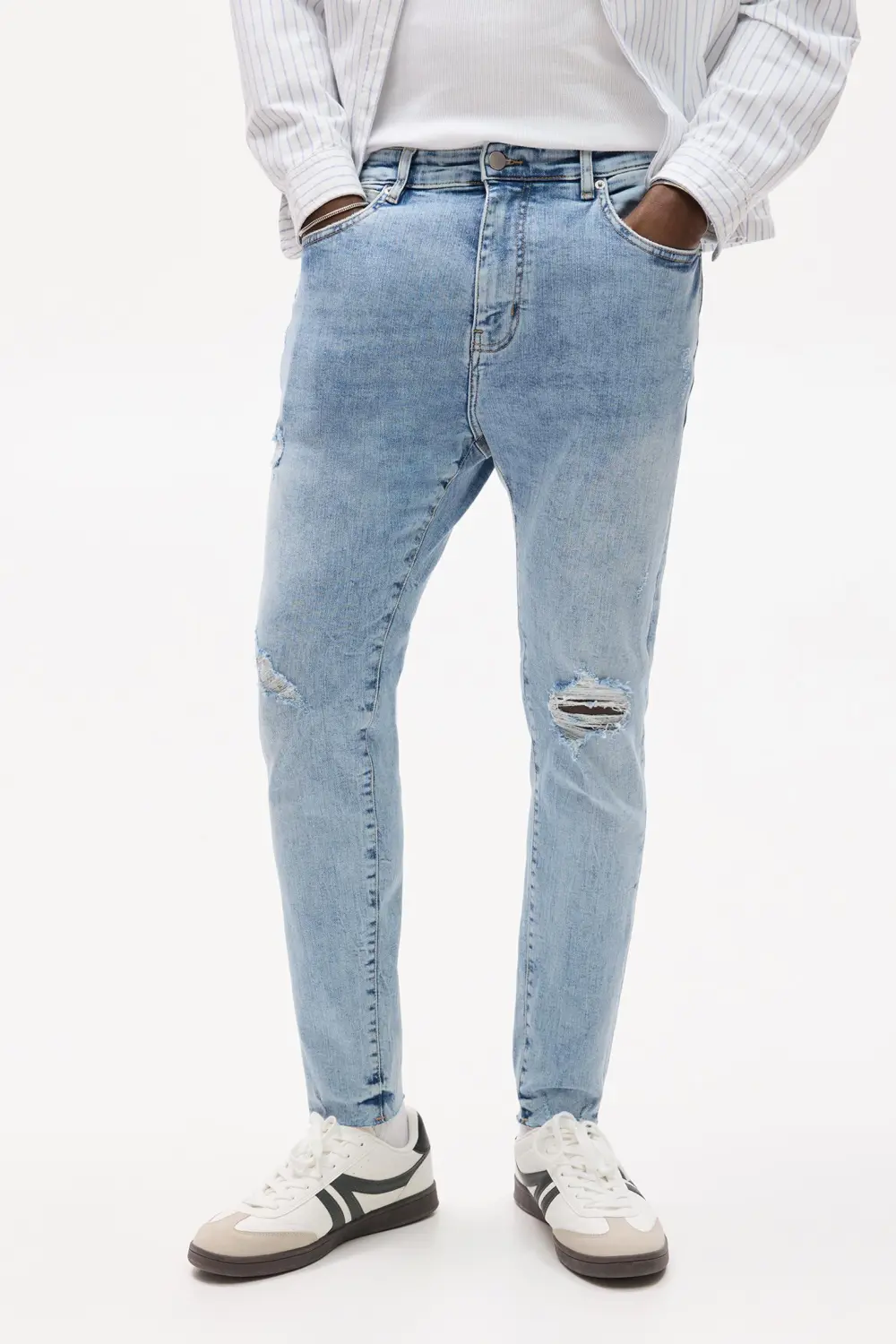 Ripped carrot fit jeans