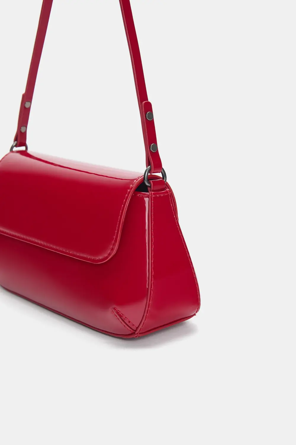 Bolso de hombro charol