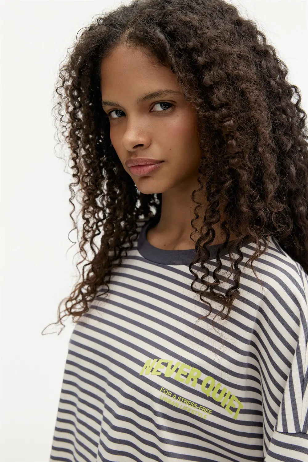 Camiseta rayas texto contraste