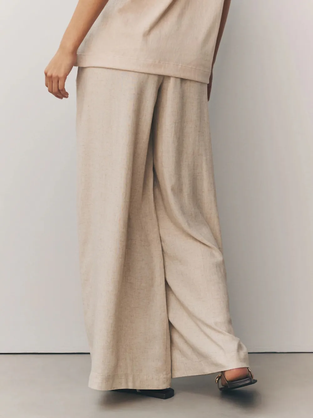 Solid Color Wide-Leg Pants Paired With Linen Trousers