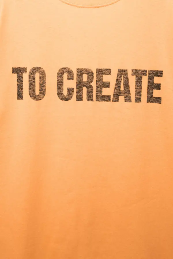 Camiseta naranja texto