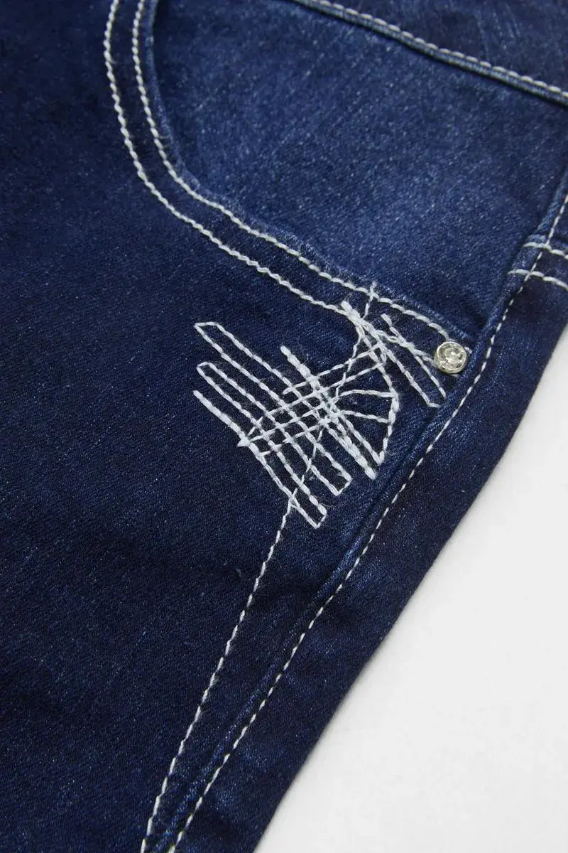 Wash Embroidery Back Roll Hem Mid Rise Capri Jeans
