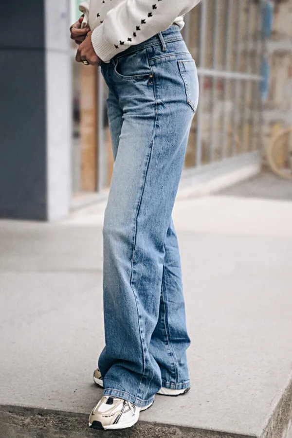 Wash Stretchy Mid Waist Straight Leg Jeans