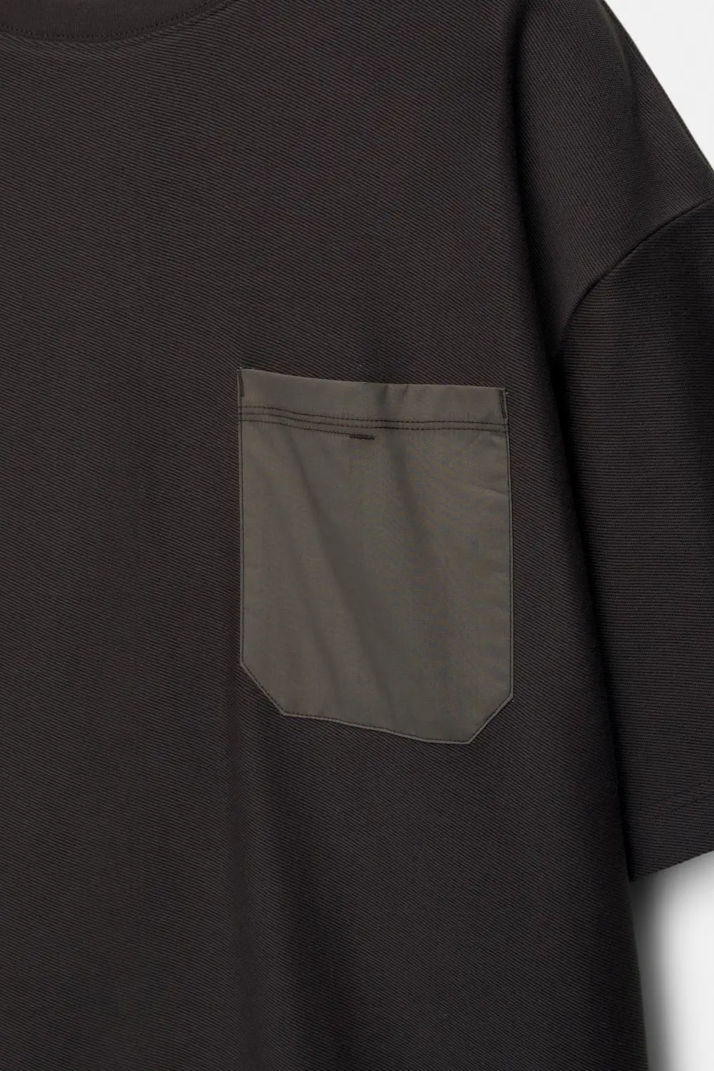 Short sleeve sweatshirt with pocket