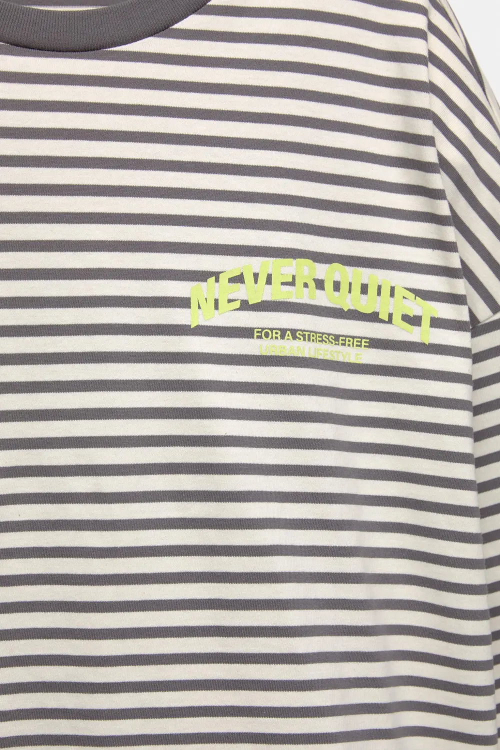 Camiseta rayas texto contraste