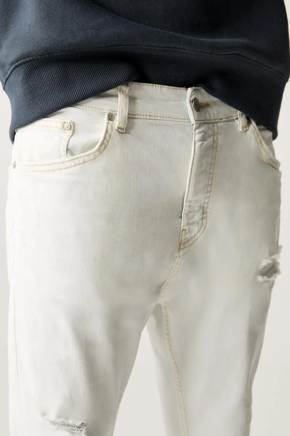 Ripped carrot fit jeans