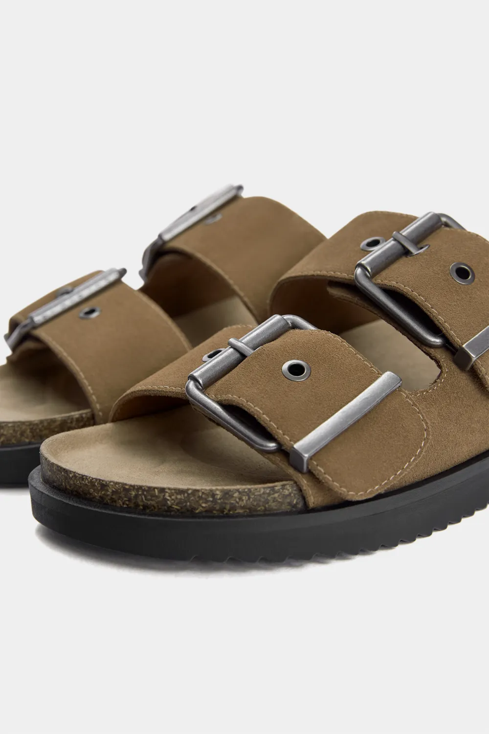 Sandalias planas serraje hebillas