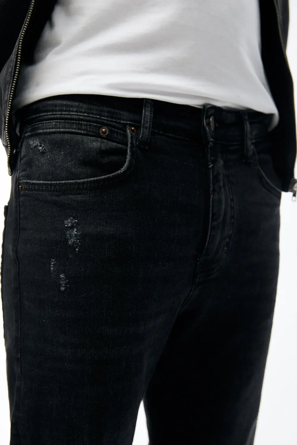 Ripped carrot fit jeans