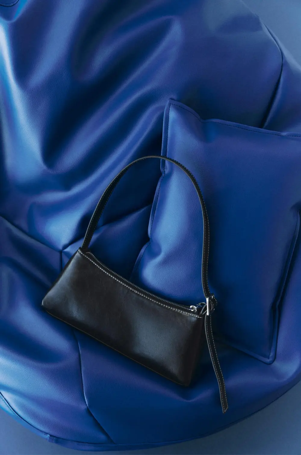 Bolso de hombro alargado pespuntes