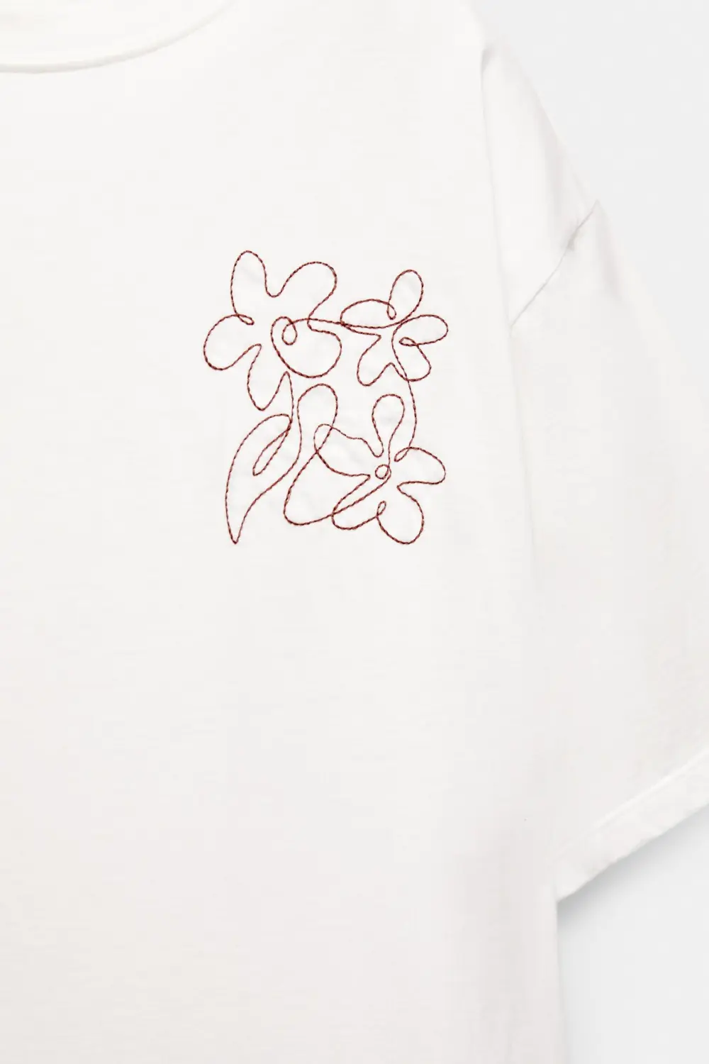 Camiseta flores bordadas