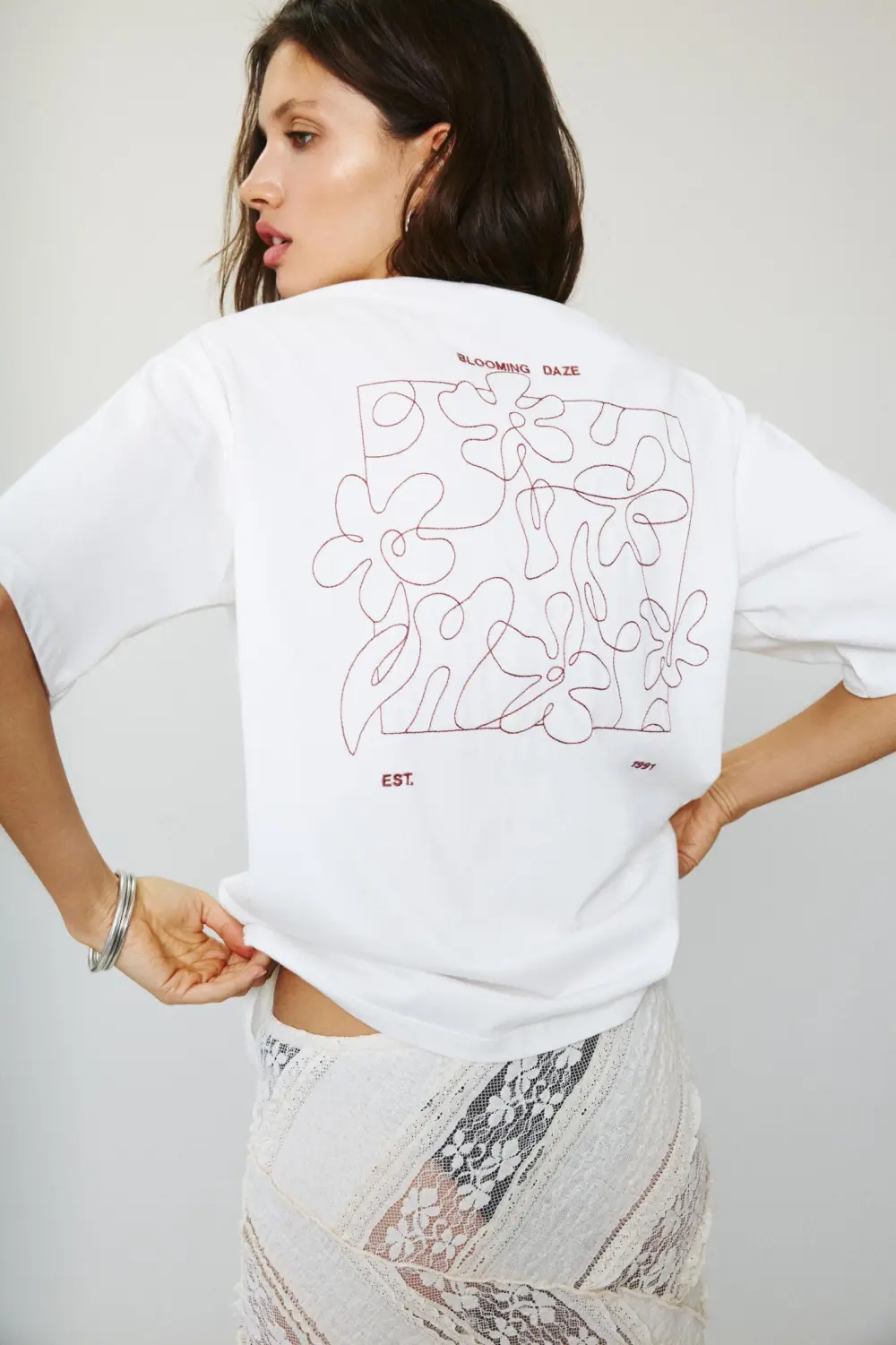 Camiseta flores bordadas