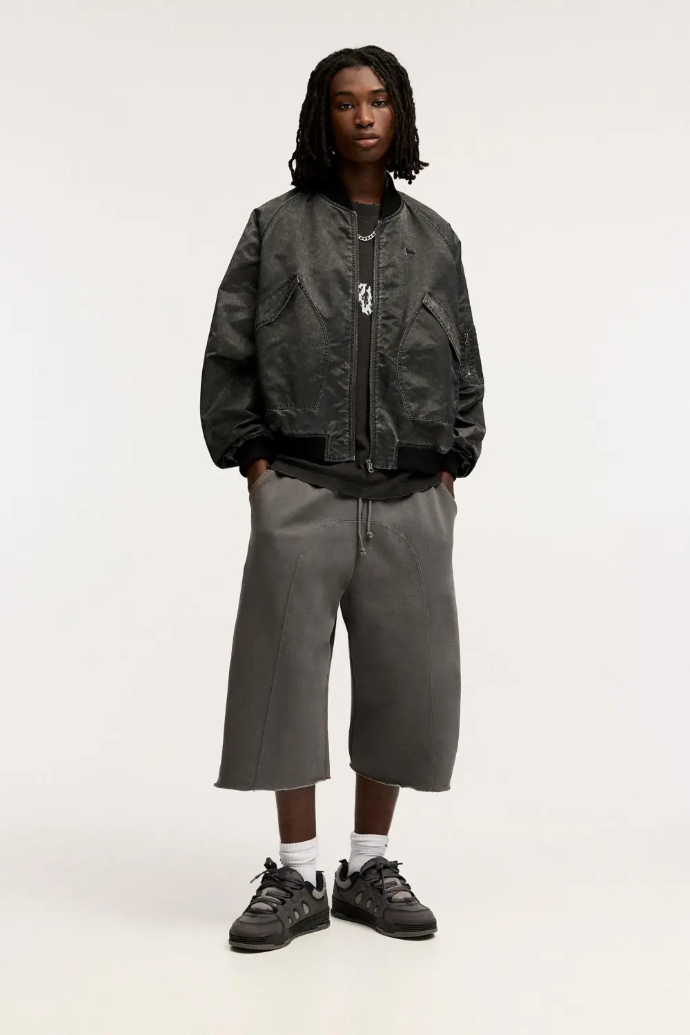 Skater Bermuda short sweatpants with seams