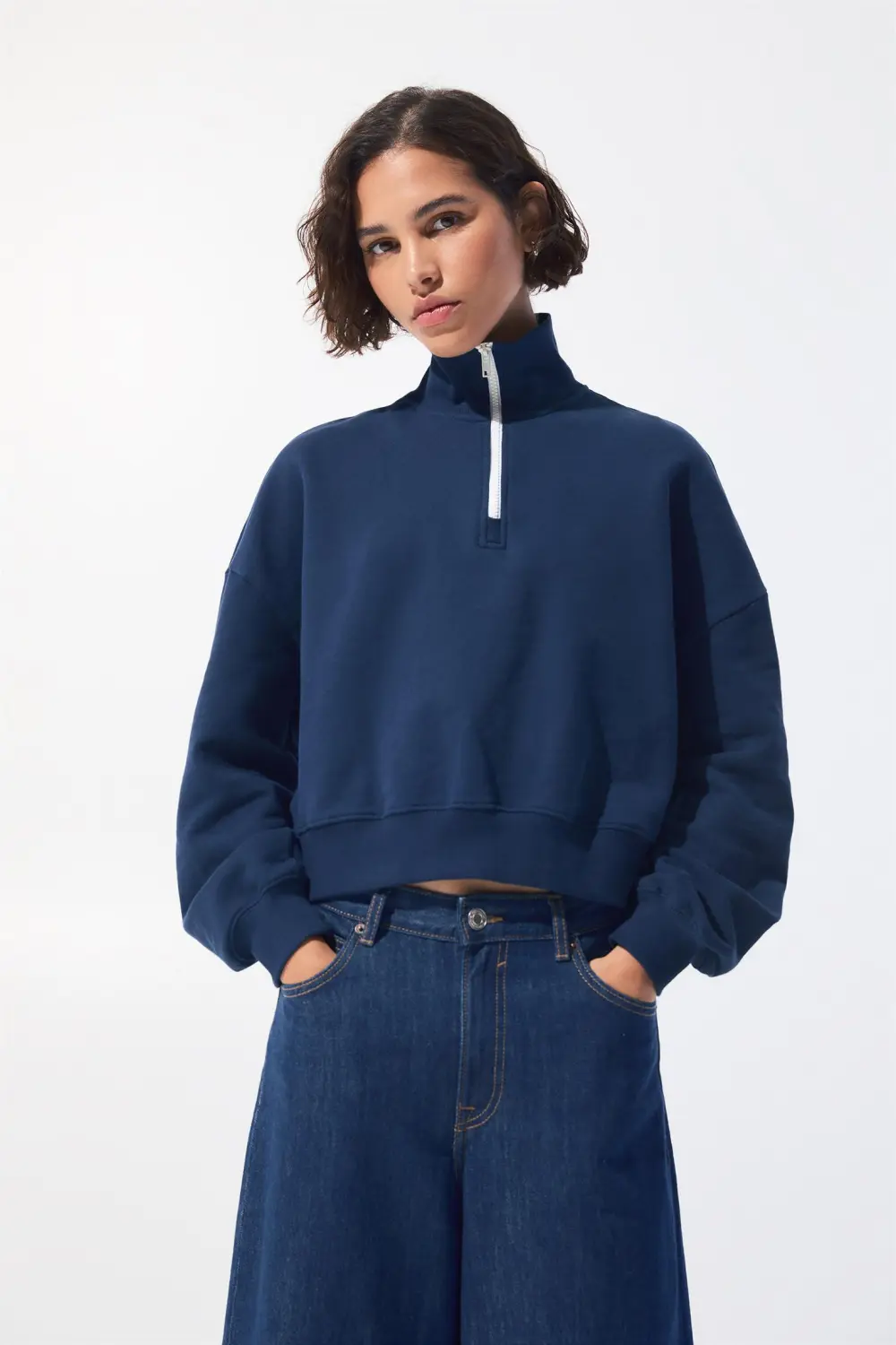 Sudadera cropped cuello cremallera
